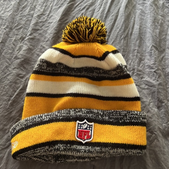 Pittsburgh Steelers NFL New Era One Size Fits Most Knit Beanie with Pom Pom - Picture 2 of 3